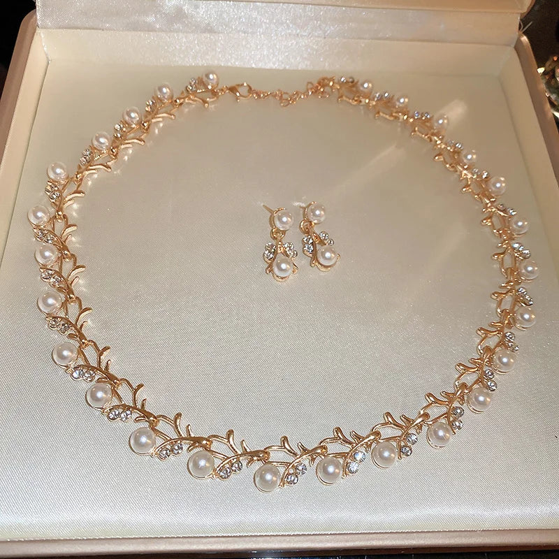 DREJEW Women's Cluster Pearl & Rhinestone Jewellery Set | Gold Tone Wedding Choker Necklace & Stud Earrings